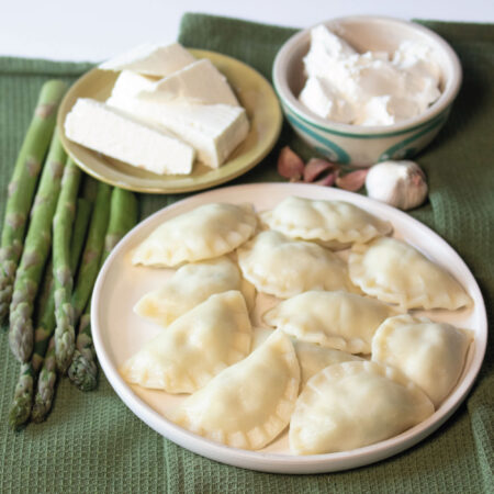 Pierogi ze szparagami, fetą i mascarpone